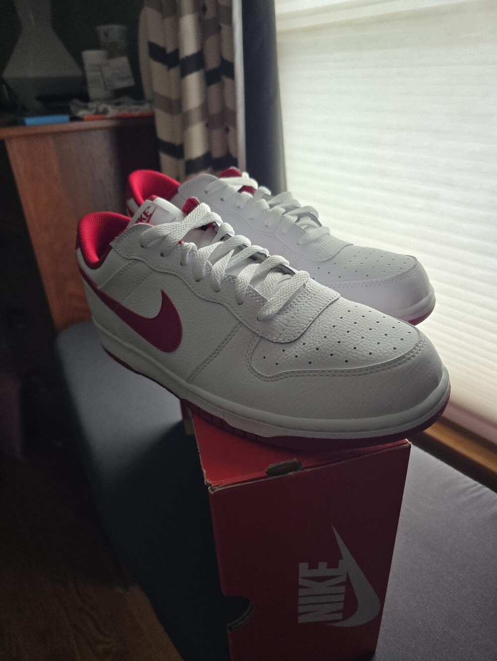 11.5 Mens BIG NIKE lows Red & White Sneakers (NEW) Damage Box - Picture 7 of 8